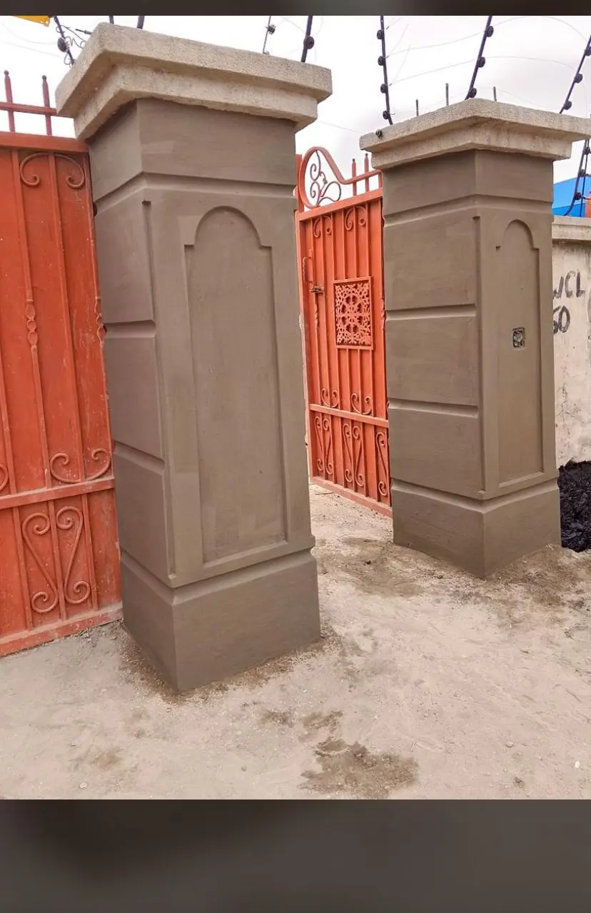 Decorative gate pillar and wall detail